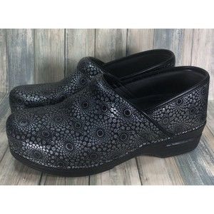 Dansko Pro XP Womens Black Medallion Embossed Patent Leather Slip Resistant Shoe